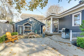 Outdoor dining - 5 Mi to Dtwn Houston: Charming Gem w/ Patio & Yard (Houston)