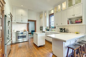 Refrigerador, microondas, placa de cocina, lavavajillas