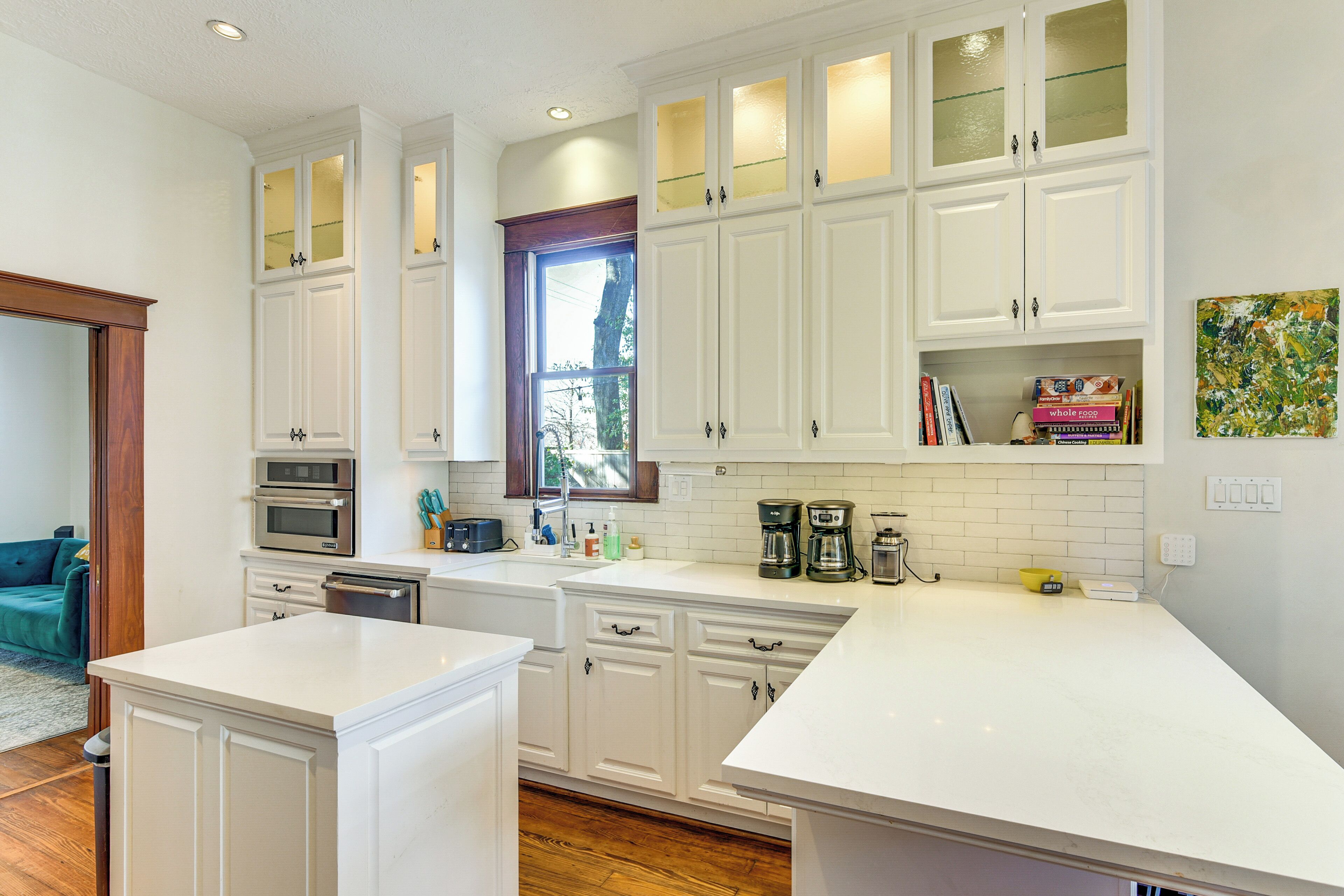 Frigorífico, microondas, placa de cocina y lavavajillas