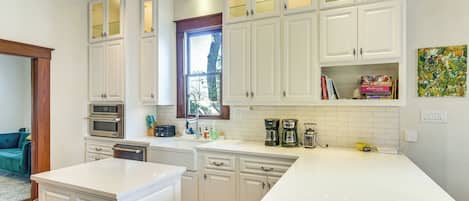 Frigorífico, microondas, placa de cocina y lavavajillas