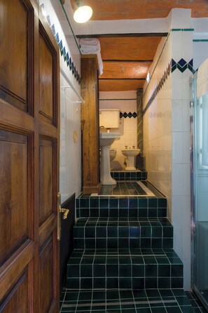 Asciugacapelli, bidet, asciugamani, sapone