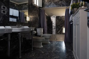 Sèche-cheveux, bidet, serviettes fournies, savon