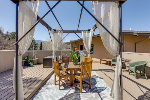 Walkable Apt in Carbondale: 'Luxury Artist's Loft'