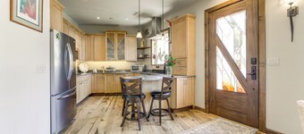 Walkable Apt in Carbondale: 'Luxury Artist's Loft'