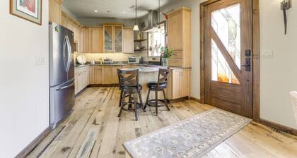 Walkable Apt in Carbondale: 'Luxury Artist's Loft'