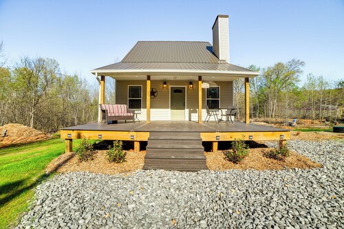 4 Mi to Lake Barkley: Pet-Friendly Home w/ Hot Tub