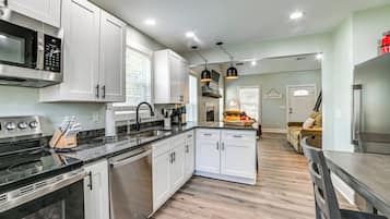 Køleskab, mikrobølgeovn, kogeplade, opvaskemaskine