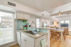Fridge, microwave, stovetop, dishwasher - 1 Block to Pirates Beach: Family Home in Galveston (Galveston)