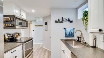 Fridge, microwave, stovetop, dishwasher