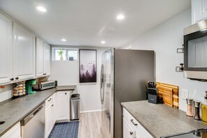Frigorífico, microondas, placa de cocina y lavavajillas