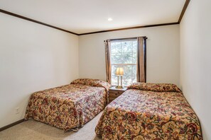 3 bedrooms, iron/ironing board, internet, bed sheets