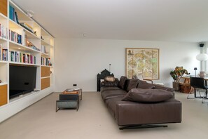 Smart-tv, dvd-spelare, böcker och en stereo