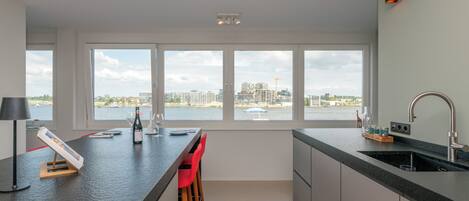 Een koelkast, een magnetron, een oven, een kookplaat