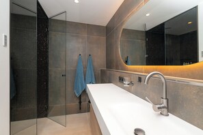 Sèche-cheveux, serviettes fournies, savon, papier toilette
