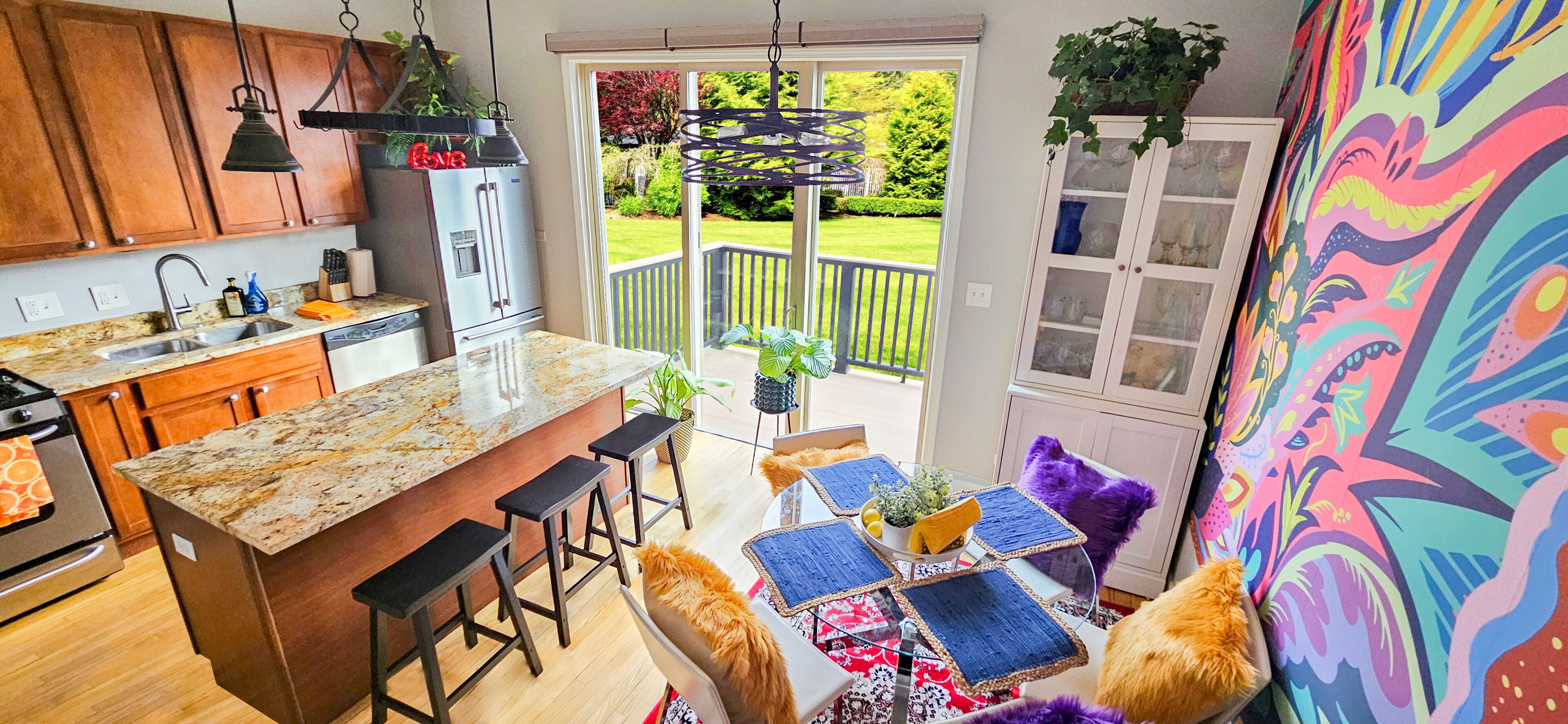 Großer Kühlschrank, Mikrowelle, Ofen, Herdplatte