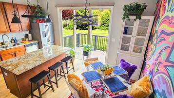 Grand réfrigérateur, micro-ondes, four, plaque de cuisson