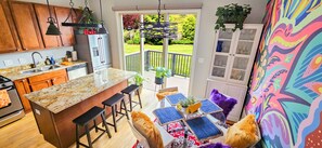 Stort kylskåp, mikrovågsugn, ugn och spishäll