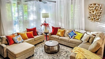 Residenza Design, 3 camere da letto, cucina, vista città | Area soggiorno | Smart TV 55 pollici con canali digitali, caminetto, Netflix