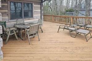 Outdoor dining - Reconnect with nature in this cozy, dog-friendly mountain retreat with Views (Scaly Mountain)