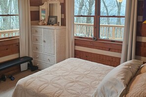 5 bedrooms, iron/ironing board, internet, bed sheets