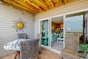 Outdoor dining - Bethany Bay 2nd floor condo w/shared pool, tennis court, on-site golf, balcony (Ocean View)