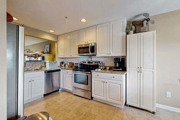 Kühlschrank, Mikrowelle, Ofen, Herdplatte