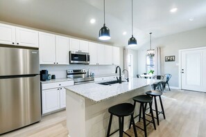 Private kitchen - Emerald Escape: 3 bed w/ hot tub (Lubbock)