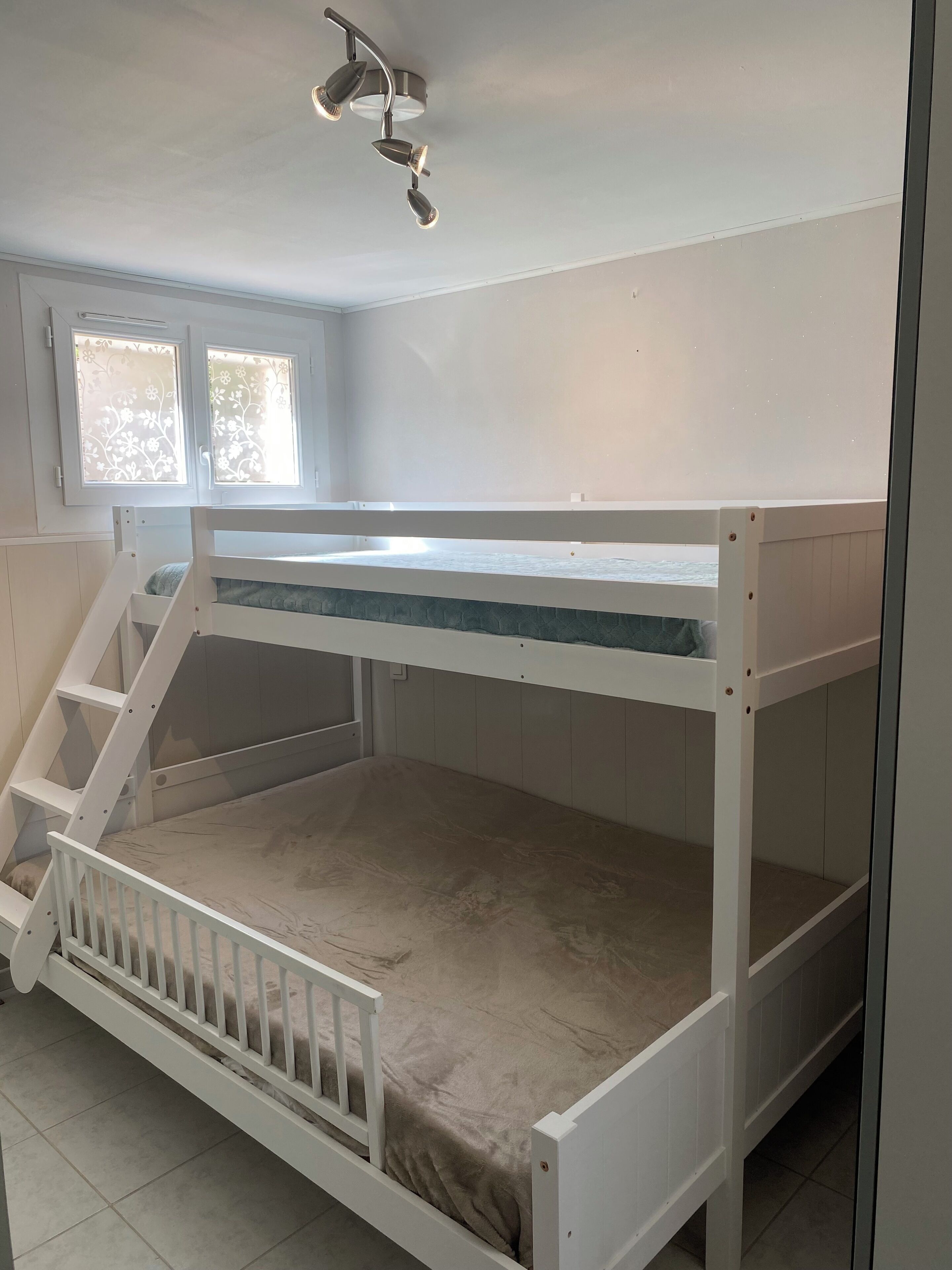 2 slaapkamers, een kluis op de kamer, een strijkplank/strijkijzer