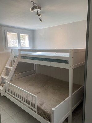 2 chambres, coffres-forts dans les chambres, fer et planche à repasser