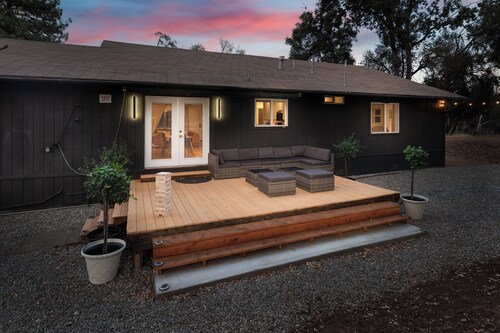 Yosemite Sunrise Retreats: 2 Homes on 5 Acres! Pool, 2 Spas, 50 min to Yosemite!