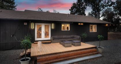 Yosemite Sunrise Retreats: 2 Homes on 5 Acres! Pool, 2 Spas, 50 min to Yosemite!