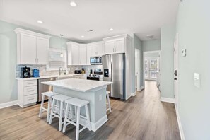 Fridge, microwave, oven, stovetop - 7BR| Sleeps 20| Pool | Steps To The Beach | 11312B (Surfside Beach)