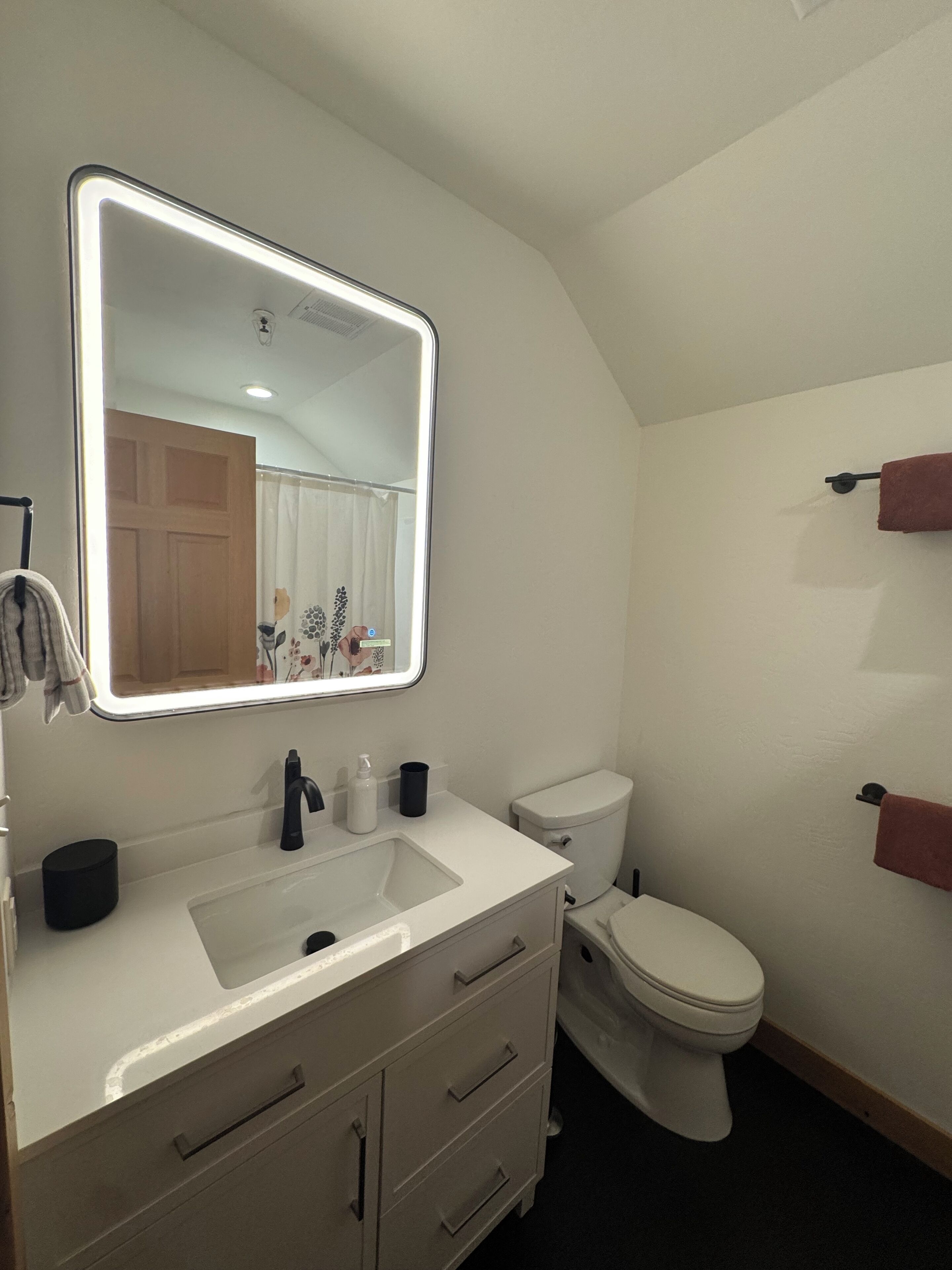 Secadora de cabello, toallas, jabón, shampoo 