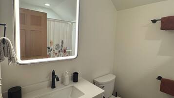 Secadora de cabello, toallas, jabón, shampoo