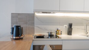 Réfrigérateur, micro-ondes, four, plaque de cuisson