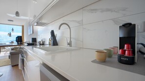 Køleskab, mikrobølgeovn, ovn, kogeplade