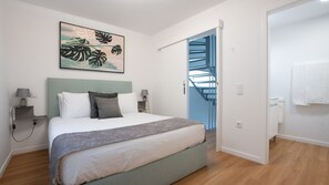 2 habitaciones, tabla de planchar con plancha y cuna de viaje