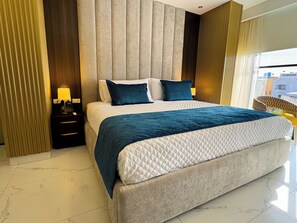 Deluxe Room, Hot Tub, City View | Bar mini, peti besi dalam bilik, seterika/papan seterika, Wi-fi percuma 