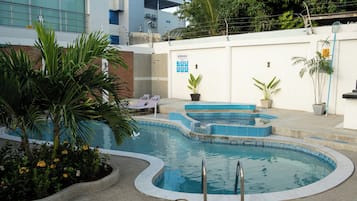 Una piscina al aire libre