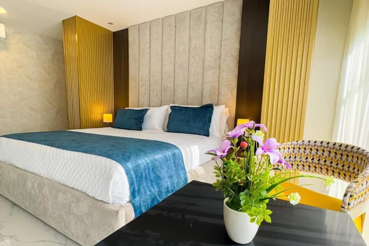 Quarto luxo, banheira de imersão, vista para a cidade | Frigobar, cofres nos quartos, ferros/tábuas de passar roupa