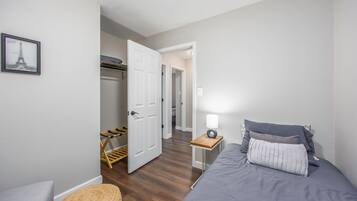 3 habitaciones, escritorio, tabla de planchar con plancha y wifi gratis