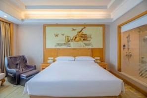 A hotel room with a bed, massage chair, artwork on the wall, and a shower area. - Vienna International Hotel Changsha Gaoqiao Branch (Changsha)