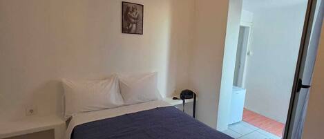 Tabla de planchar con plancha, wifi gratis y ropa de cama