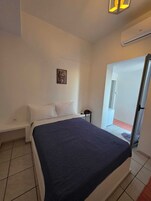 Tabla de planchar con plancha, wifi gratis y ropa de cama