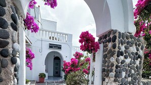 Un camí de pedra que porta a un edifici blanc amb un rètol que diu 