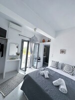 Tabla de planchar con plancha, wifi gratis y ropa de cama 