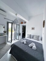 Tabla de planchar con plancha, wifi gratis y ropa de cama