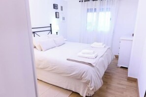3 habitaciones, escritorio y tabla de planchar con plancha