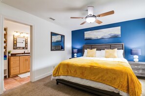 3 slaapkamers, een bureau, een strijkplank/strijkijzer, reisbedje