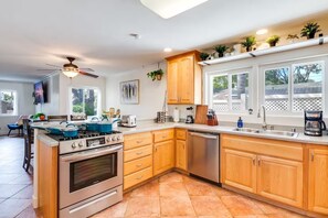 雪櫃、微波爐、焗爐、爐具